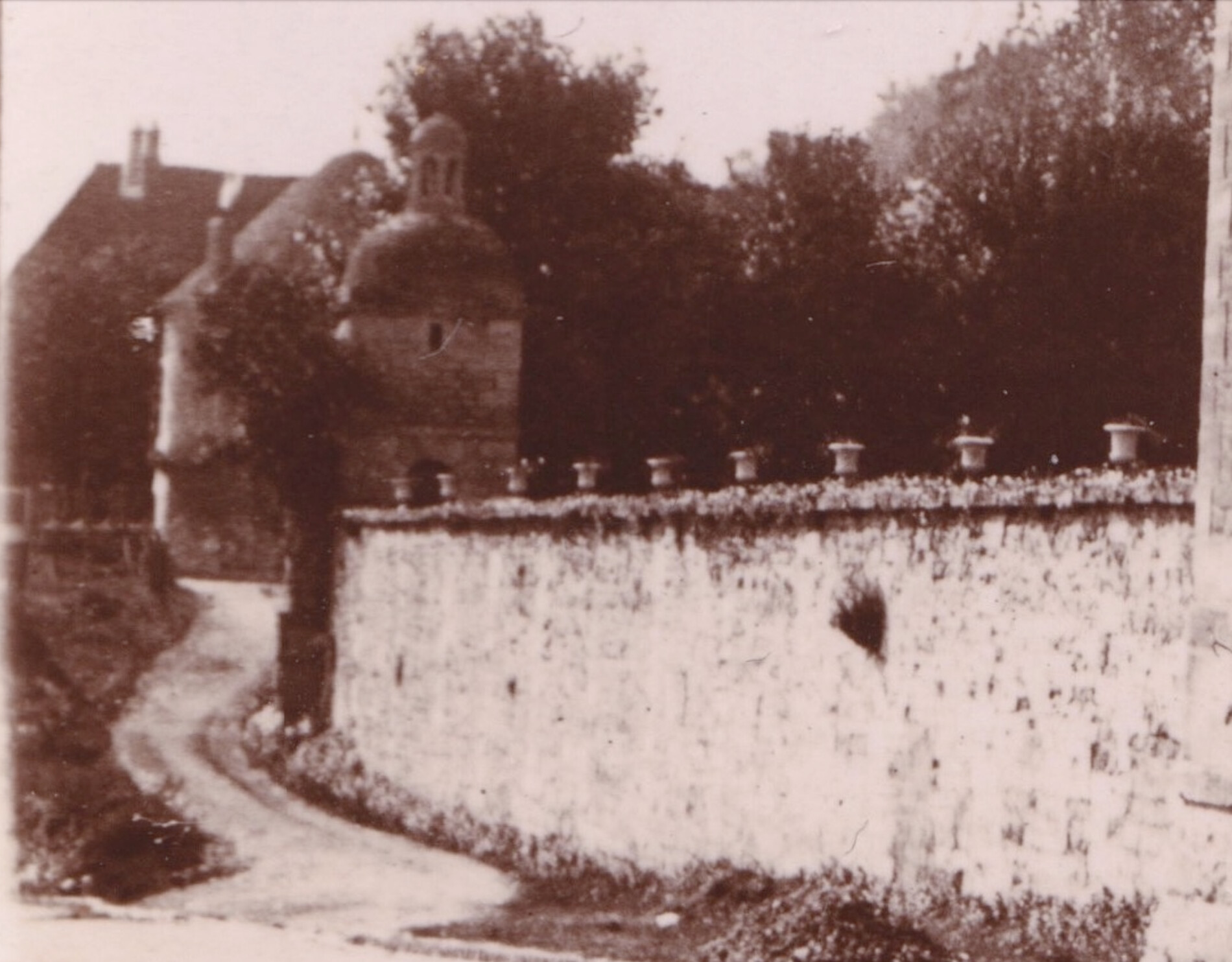 Photographie d'Émile Zola - L'entrée du Château de Médan