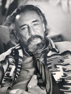 Romain Gary chez lui rue du Bac en 1971 par Tony Grylla