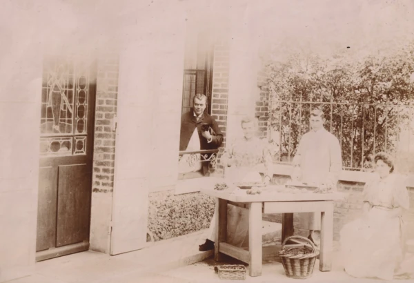 Emile Zola - Photographie des domestiques dans la cour de Médan