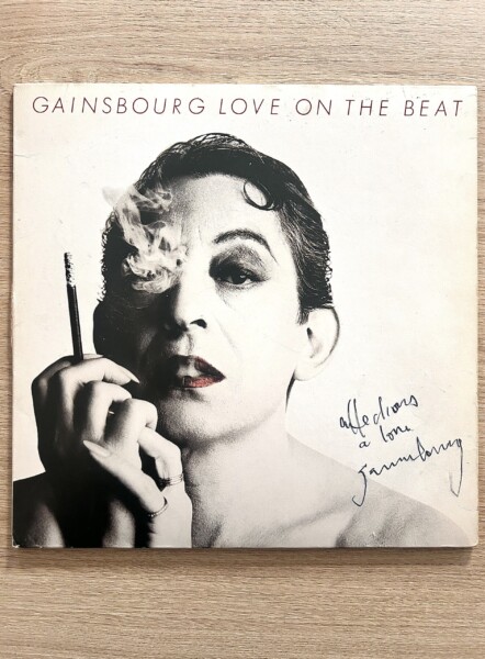 Gainsbourg - Signature autographe sur la pochette de Love on the Beat - 1984