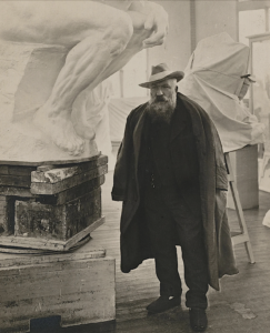 Auguste Rodin en 1905 dans son Atelier.